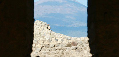 Vue sur le Vesuve depuis la fenêtre de la maison des mosaïques géométriques, le 16 novembre 2016 - CARLO HERMANN [AFP/Archives]