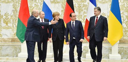 De gauche à droite: le président bélarusse Alexandre Loukachenko, le président russe Vladimir POutine, la chancelière allemande Angela Merkel et les président français et ukrainien François Hollande et Petro Porochenko à Minsk, le 11 février 2015 - MYKOLA LAZARENKO [UKRAINE PRESIDENTIAL PRESS SERVI/AFP]