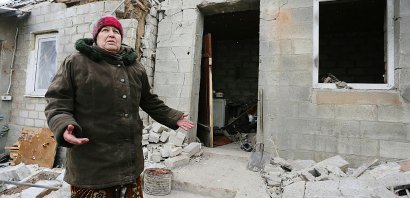 Une habitante d'Avdiïvka, dans l'est séparatiste prorusse de l'Ukraine, devant sa maison détruite par un bombardement, le 2 février 2017 - Aleksey FILIPPOV [AFP]