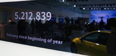 Un chiffre sur le nombre de voitures Volkswagen vendues depuis le début de l'année affiché le 22 novembre 2016 à Berlin lors d'une conférence de presse consacrée à Dieselgate - RONNY HARTMANN [AFP]
