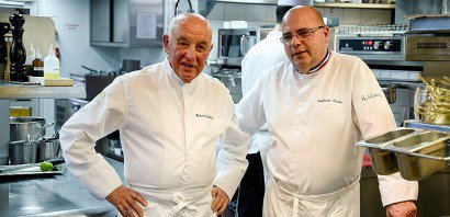 Le chef Michel Rochedy (G) et son assistant dans la cuisine du restaurant deux étoiles "Le Chabichou", à Courchevel le 10 février 2017 - JEAN-PIERRE CLATOT [AFP]