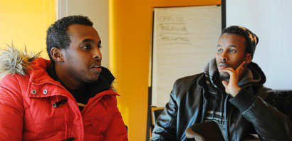Goudi et Moussa, originaires du Djibouti, à l'intérieur du conseil oecuménique de l'immigration au Manitoba, au Canada, le 9 février 2017 - Julien BESSET [AFP]