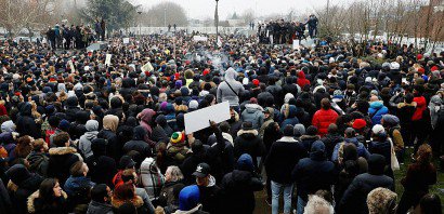 Des manifestants à Bobigny en soutien à Théo, jeune homme victime d'un viol présumé lors d'une interpellation brutale à Aulnay-sous-Bois (Seine-Saint-Denis), le 11 février 2017 - Patrick KOVARIK [AFP]