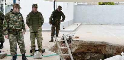 Des militaires grecs en poste à l'endroit où une bombe datant de la 2e Guerre mondiale a été découverte, dans une banlieue de Thessalonique le 12 février 2017 - SAKIS MITROLIDIS [AFP]