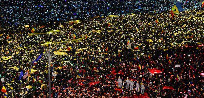 Des dizaines de milliers de Roumains dans la rue pour le 13e jour consécutif, afin de demander la démission du gouvernement, le 12 février 2017 à Bucarest - Daniel MIHAILESCU [AFP]