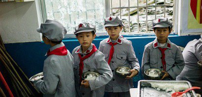 Des écoliers chinois font la queue pour le déjeuner, à l'école Yang Dezhi dans la province du Guizhou, le 7 novembre 2016 - Fred DUFOUR [AFP]