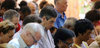 François Fillon lors d'une messe dans une église de Saint-Gilles-les-Bains à La Réunion, le 12 février 2017 - Richard BOUHET [AFP]