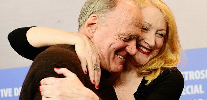 L'acteur suisse Bruno Ganz (G) étreint par l'actrice américaine Patricia Clarkson lors d'une conférence de presse à la 67e Berlinale à Berlin le 13 février 2017 - Tobias SCHWARZ [AFP]