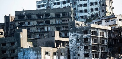 Vue en date du 22 novembre 2016 des immeubles abandonnés sur la petite île japonaise d'Hashima - Behrouz MEHRI [AFP]