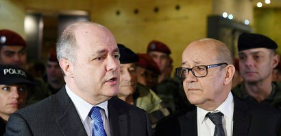 Le ministre de l'Intérieur Bruno Le Roux et le ministre de la Défense Jean-Yves Le Drian le 3 février 2017 au Louvre à Paris - ALAIN JOCARD [AFP]