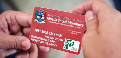 La carte magnétique "Mumbuca", première monnaie sociale virtuelle du Brésil - Yasuyoshi CHIBA [AFP]