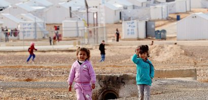 Des petites filles devant le camp d'Azrak, au nord d'Amman, qui accueille 54.000 réfugiés syriens, le 30 janvier 2016 en Jordanie - KHALIL MAZRAAWI [AFP/Archives]