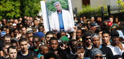 Des manifestants défilent avec le portrait d'Adama Traoré le 22 juillet 2016 à Beaumont-sur-Oise - Thomas SAMSON [AFP/Archives]