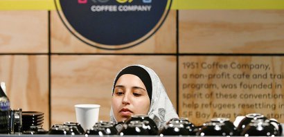 Une employée syrienne du 1951 Coffee Shop qui n'emploie que des réfugiés, le 9 février 2017 à Berkeley, en Californie - Josh Edelson [AFP]