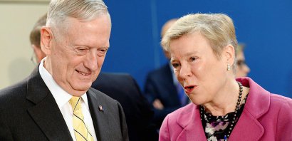 Le secrétaire américain à la Défense James Mattis et la secrétaire générale adjointe de l'OTAN Rose Gottemoeller à Bruxelles le 16 février 2017 - THIERRY CHARLIER [AFP]