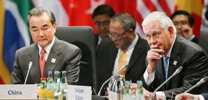 Le secrétaire d'Etat américain Rex Tillerson et le ministre chinois des Affaires étrangères Wang Yi lors du G20 le 16 février 2017 à Bonn - Rolf Vennenbernd [dpa/AFP]