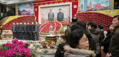 Des visiteurs nord-coréens font la queue pour obtenir leurs portraits à l'entrée du festival Kimjongilia des fleurs, à Pyongyang le 17 février 2017 - Ed JONES [AFP]