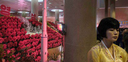 Une roquette est exposée à l'occasion du festival Kimjongilia des fleurs, à Pyongyang en Corée du Nord, le 17 février 2017 - Ed JONES [AFP]