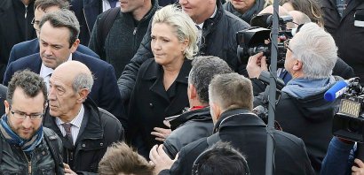 Marine Le Pen suivie de son garde du corps Thierry Légier   le 13 février 2017 à Menton - VALERY HACHE [AFP]