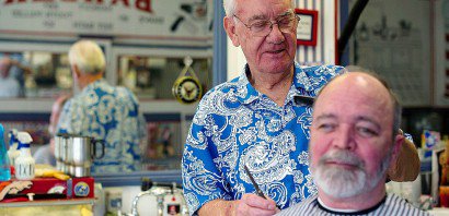 Gene Smallwood coupe les cheveux d'un client, à Eaton, dans le Colorado aux États-Unis, le 10 février 2017 - Jason Connolly [AFP]