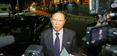 L'ambassadeur de Corée du Nord en Malaisie Kang Chol fait une déclaration aux médias, le 18 février 2017 devant le bâtiment de médecine légale de l'hôpital de Kuala Lumpur - STR [AFP]