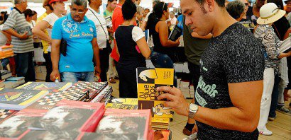 Des Cubains regardent et achètent des livres à la Foire internationale du Livre, le 13 février 2017 à La Havane - YAMIL LAGE [AFP]