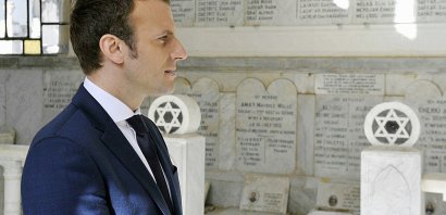 Emmanuel Macron, candidat du mouvement En Marche! à la présidentielle, passe devant des tombes de juifs algériens, au cimentière européen de Bologhine, le 14 février 2017 à Alger - [AFP/Archives]