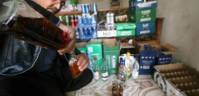 L'Irakien Wissam Ghanem sert et vend des alcools dans sa boutique, le 17 février 2017 à Bachiqa, près de Mossoul - STRINGER [AFP]