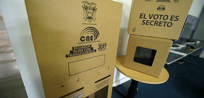 Du matériel électoral équatorien photographié dans un bureau de vote de la banlieue de Quito le 14 février 2017 - RODRIGO BUENDIA [AFP]