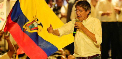 Le candidat à la présidentielle, Guillermo Lasso, principal leader de la droite sous l'étiquette du mouvement Créant des opportunités (Creo - "Je crois"), lors d'un meeting à Guayaquil, le 17 février 2017 - RODRIGO BUENDIA [AFP]
