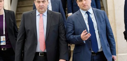 Le ministre des Affaires étrangères ukrainien, Pavlo Klimkin (D) et son homologue allemand, Sigmar Gabriel, arrivent à l'hôtel Bayerischer Hof à Munich, le 18 février 2017 - Sven Hoppe [POOL/AFP]