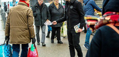 Un militant du mouvement En Marche! distribue des tracts pour l'élection d'Emmanuel Macron à la présidentielle dans une rue de Lille, le 11 février 2017 - PHILIPPE HUGUEN [AFP/Archives]