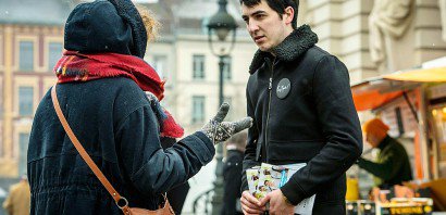 Un militant du mouvement En Marche! distribue des tracts pour l'élection d'Emmanuel Macron à la présidentielle dans une rue de Lille, le 11 février 2017 - PHILIPPE HUGUEN [AFP/Archives]