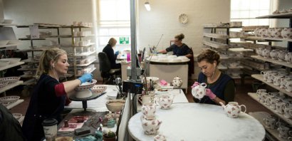 Des artisanes peignent de la vaisselle dans une fabrique de la marque Emma Bridgewater à Stoke-On-Trent en Angleterre, le 14 février 2017 - OLI SCARFF [AFP]