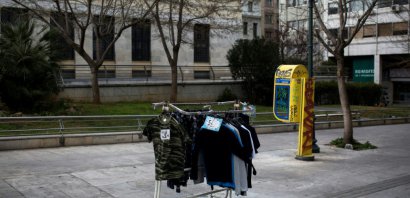 Des vêtements à vendre, à Athènes en Grèce, le 19 février 2017 - Angelos TZORTZINIS [AFP]
