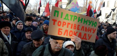 Des manifestants ultra-nationalistes dans le centre de Kiev pour marquer leur soutien au blocage d'une voie ferrée reliant les régions rebelles de l'est, productrices de charbon au reste du pays, le 19 février 2017 - ANATOLII STEPANOV [AFP]