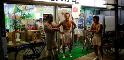 Des Japonais discutent devant un magasin lors du Hadaka matsuri, festival de l'homme nu à Okayama, le 18 février 2017 - Behrouz MEHRI [AFP]