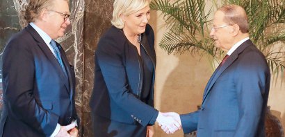 Marine Le Pen, le président libanais Michel Aoun (D) et le député FN Gilbert Collard (G) à Beyrouth, le 20 février 2017 - Anwar AMRO [afp/AFP]