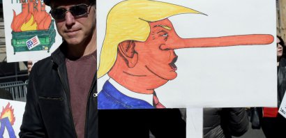 Une manifestation anti-Trump à New York, le 20 février 2017 - TIMOTHY A. CLARY [AFP]