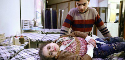 Une fillette blessée pleure dans un hôpital de fortune à Douma, dans la périphérie est de Damas, le 19 février 2017 - Abd Doumany [AFP]
