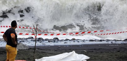 Le corps du jeune homme tué par un requin gît sur la plage le 21 février 2017 à Saint-André à La Réunion - Richard BOUHET [AFP]