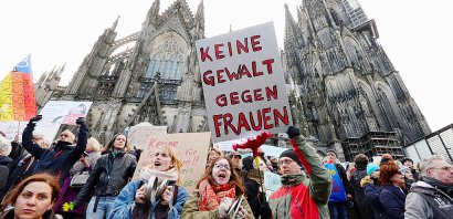 "Pas de violence contre les femmes" dans une manifestation le 9 janvier 2015 devant la cathédrale de Cologne où des centaines de femmes ont été agressées sexuellement dans une foule de migrants pendant le réveillon du Nouvel An - Roberto Pfeil [AFP/Archives]