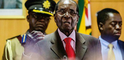Le président du Zimbabwe Robert Mugabe (c), le 21 février 2017 à Harare - Jekesai NJIKIZANA [AFP]