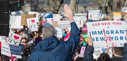 Le maire Bill de Blasio (de dos) salue un rassemblement contre les mesures de Trump concernant les étrangers le 29 janvier 2017 à New York - Bryan R. Smith [AFP]