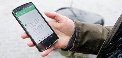 Un client reçoit un message sur son téléphone portable l'informant de l'arrivée du robot Wolt lui apportant son déjeuner à Tallinn, en Estonie, le 16 février 2017 - Raigo Pajula [AFP/Archives]