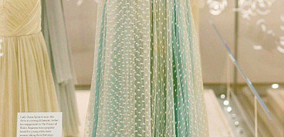 Une robe dessinée par Regimes portée par Lady Di à un bal à Althrop House en 1979, exposée à Kensington Palace à Londres le 22 février 2017 - Daniel LEAL-OLIVAS [AFP]
