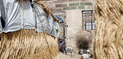 Devant une école incendiée dans un camp de personnes déplacées à Monguno, dans l'état de Borno dans le nord-est du Nigeria, le 14 février 2017 - FLORIAN PLAUCHEUR [AFP]