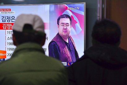 Des personnes regardent la télévision à Séoul, en Corée du Sud, diffusant des informations sur l'assassinat en Malaisie de Kim Jong-Nam, demi-frère du leader nord-coréen Kim Jong-Un, le 14 février 2017 - JUNG Yeon-Je [AFP/Archives]