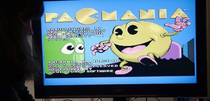 Des étudiants de la Ludus Academy jouent avec le jeu vidéo Pac-Man à Strasbourg, le 12 février 2015 - FREDERICK FLORIN [AFP/Archives]