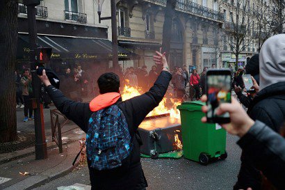 Des jeunes manifestants près du lycée Voltaire le 23 février 2017 à Paris - GEOFFROY VAN DER HASSELT [AFP]